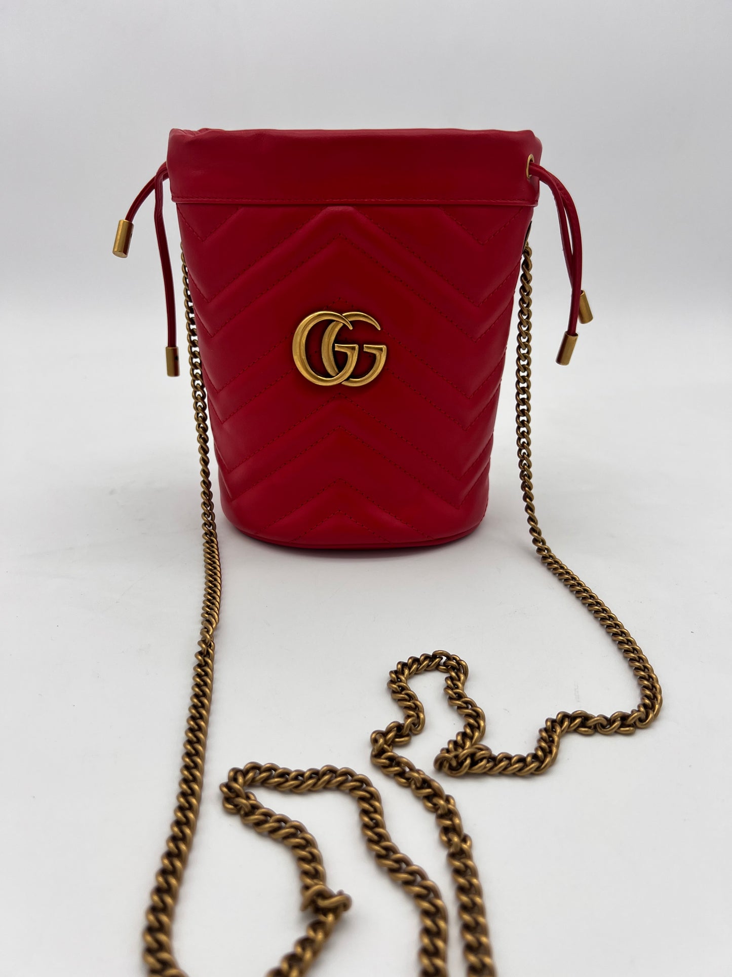 Gucci mini Bucket con cadena.