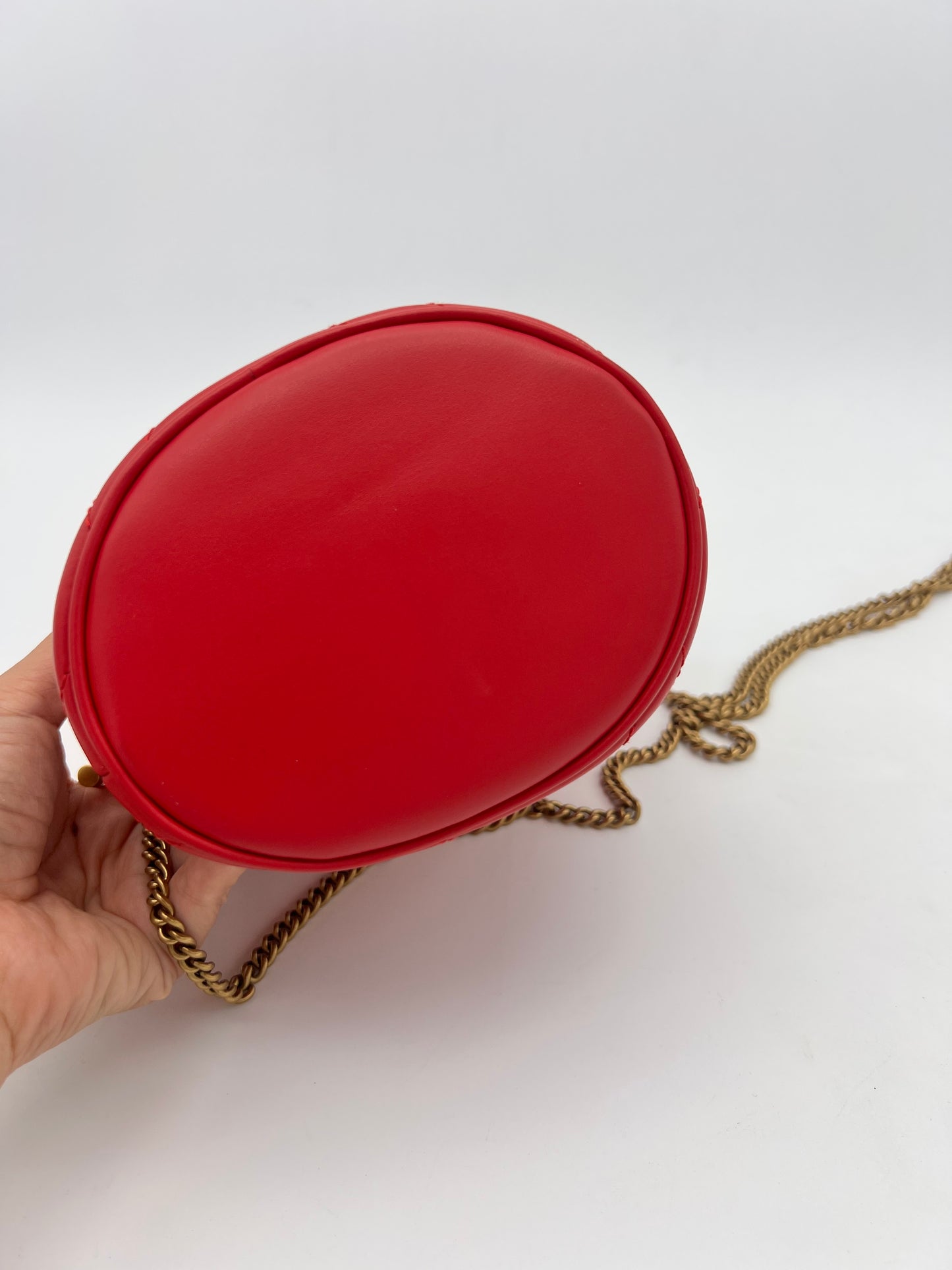 Gucci mini Bucket con cadena.