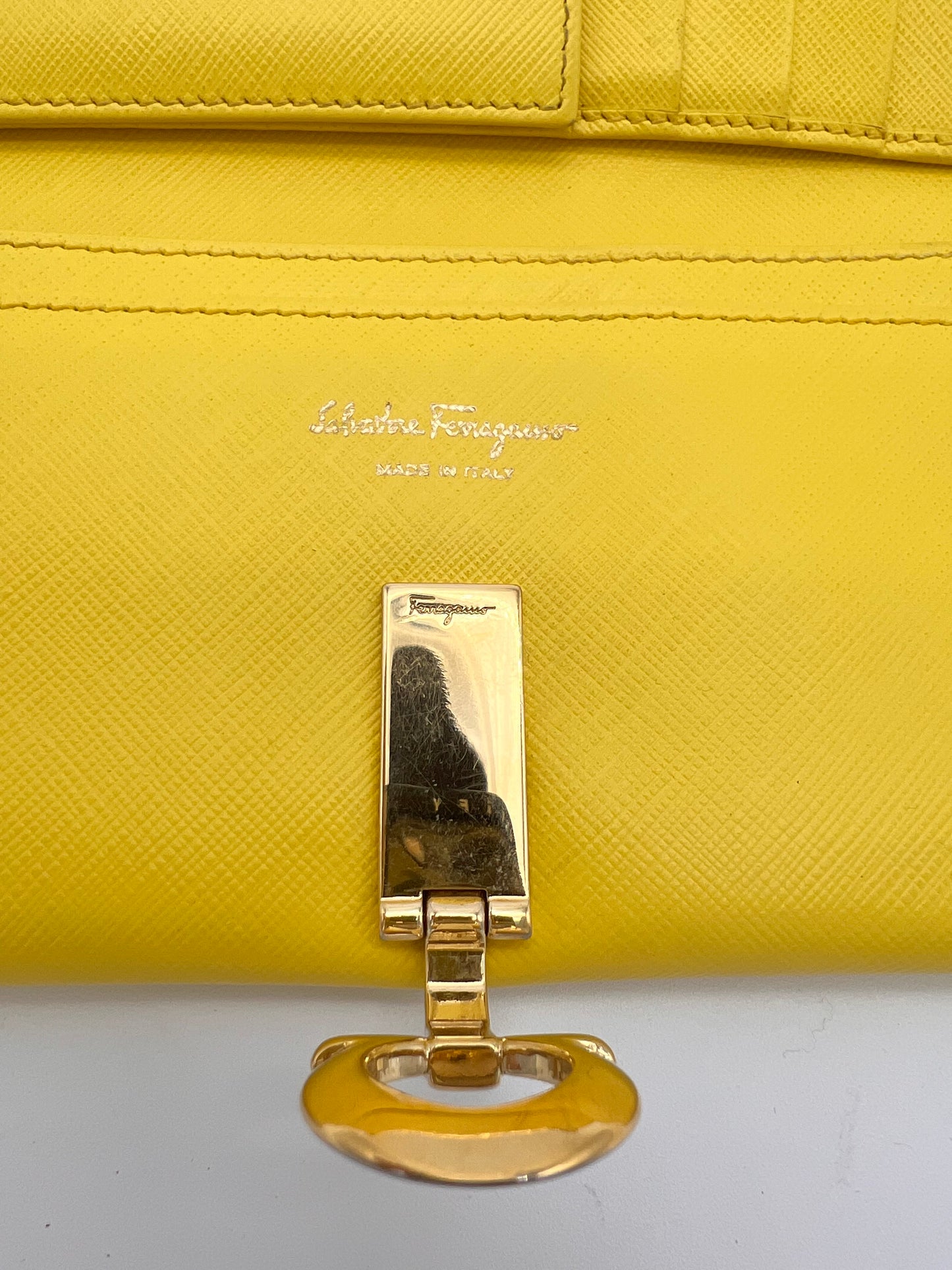 Ferragamo cartera amarillo canario.