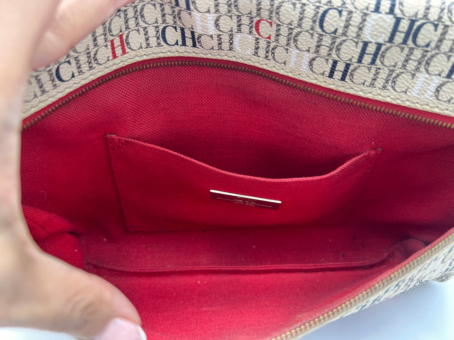 Carolina Herrera sobre y crossbody.