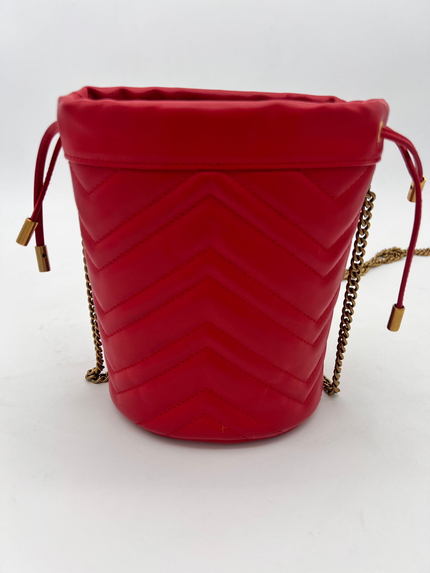 Gucci mini Bucket con cadena.