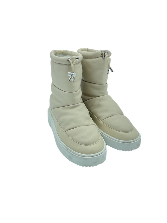 STUART WEITZMAN