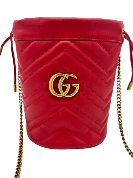 Gucci mini Bucket con cadena.