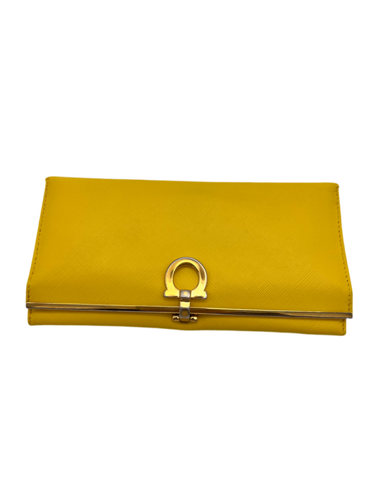 Ferragamo cartera amarillo canario.